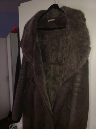 Abrigo largo marrón con cuello de pelo