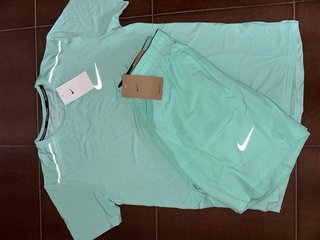 Conjunto Nike Running Verde Talla M
