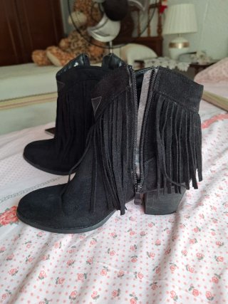 Botines negros con flecos