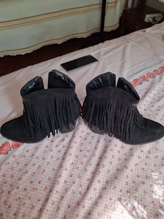 Botines negros con flecos