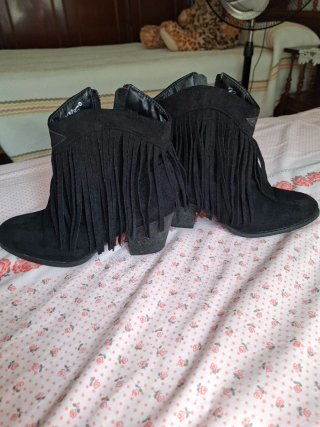 Botines negros con flecos