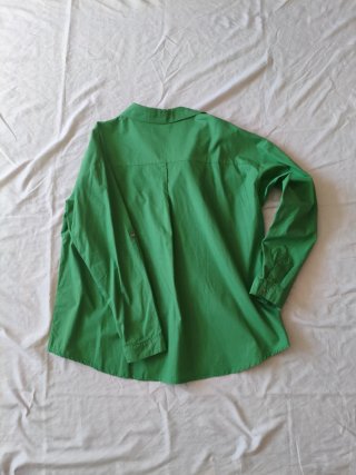 Camisa verde de manga larga