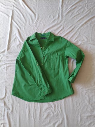 Camisa verde de manga larga