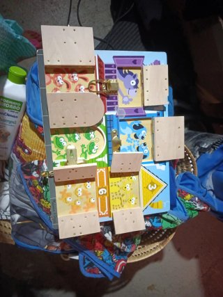 Juego sensorial casas de pestillos madera