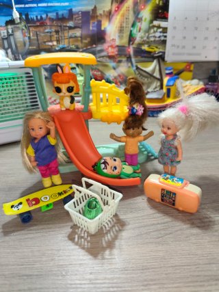 Parque infantil con muñecas Mattel