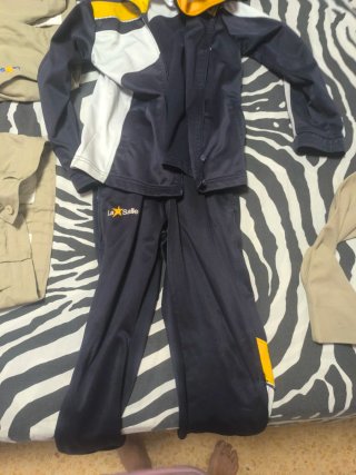 Uniformes de la salle son todos talla 8