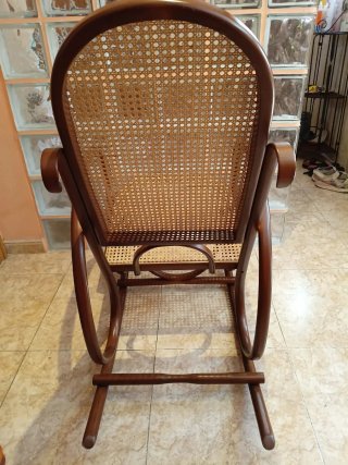 Dolce culla Thonet in legno e rattan