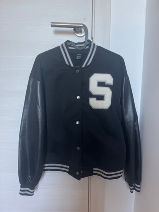 Chaqueta bomber negra con S