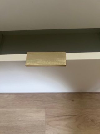 Mueble de baño blanco y dorado