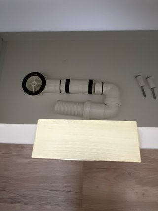 Mueble de baño blanco y dorado