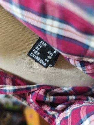 Camisa de cuadros roja y blanca