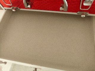 Maletín rojo y plateado