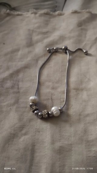 Pulsera ajustable con perlas y detalles plateados