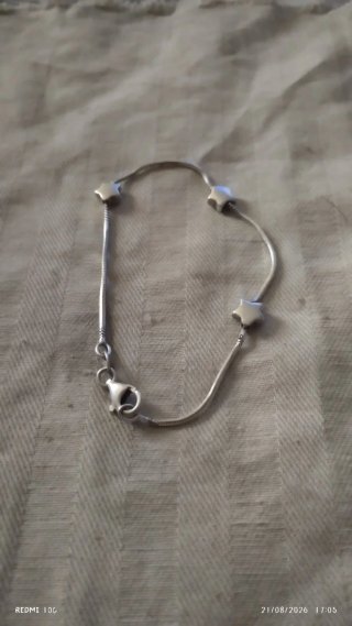 Pulsera ajustable con perlas y detalles plateados
