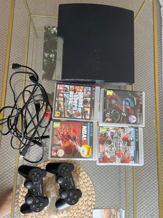 Consola PS3 con 4 juegos y 2 mandos