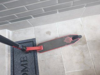 Patín de niño rojo y negro