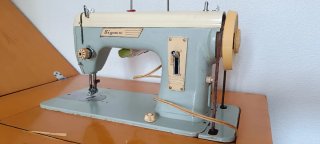 Máquina de coser antigua con mueble