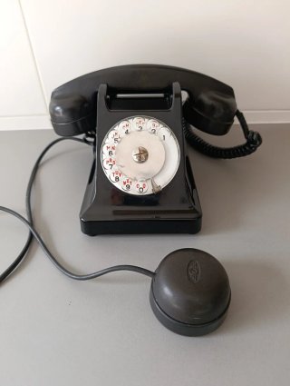Teléfono antiguo de disco negro