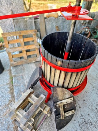 Prensa de vino/uva tradicional antigua completa