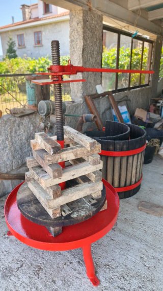 Prensa de vino/uva tradicional antigua completa