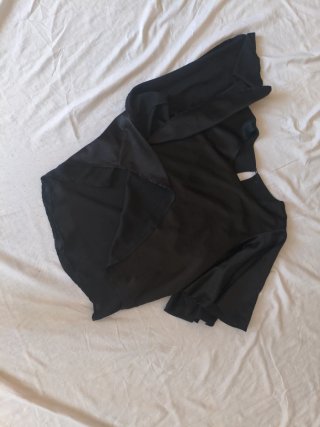 Blusa negra manga abullonada