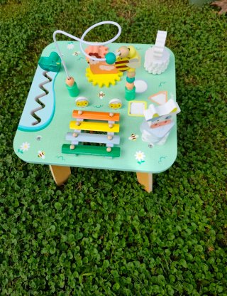 Mesa de actividades para niños