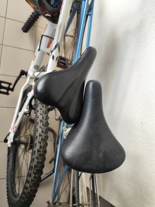 2 Bicicletes. Conor vermella y Gacela BH blava.