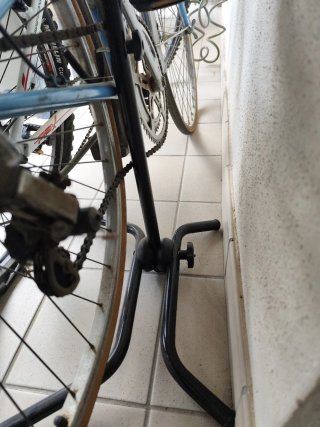 2 Bicicletes. Conor vermella y Gacela BH blava.