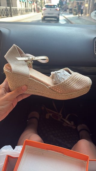 Sandalias cuña doradas tacón medio