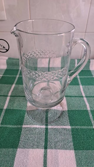 Jarra de cristal con pie y diseño