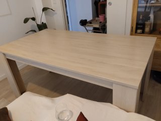 Mesa de comedor de madera beige