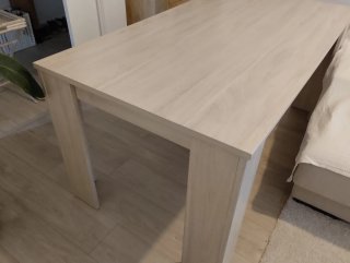 Mesa de comedor de madera beige