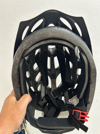 Casco de bicicleta rosa y blanco