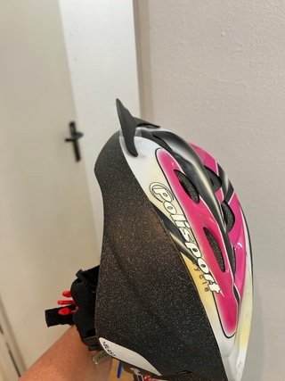 Casco de bicicleta rosa y blanco