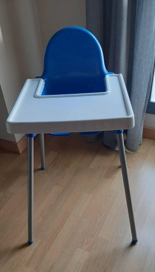 Trona Ikea azul con bandeja