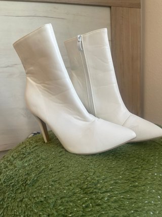 Botines blancos elegantes tacón fino