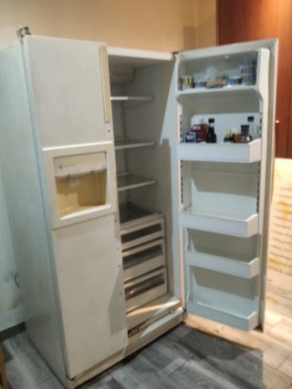 Nevera blanca con dispensador de agua