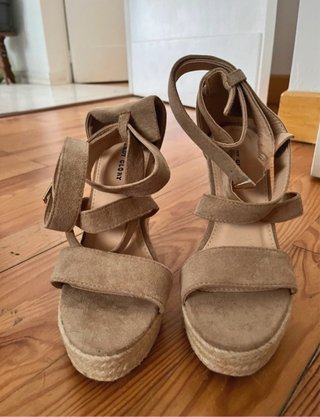 Sandalias cuña beige Talla 38