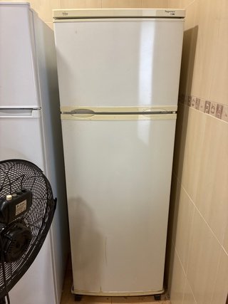 Frigorífico blanco con congelador