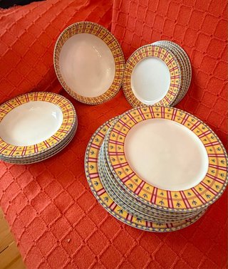 Vajilla porcelana blanca y amarilla