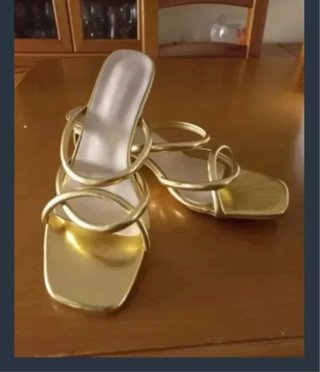 Sandalias doradas tacón tiras finas