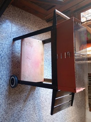 Barbacoa de carbón con ruedas