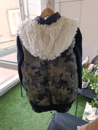 Abrigo Higoy Preppy Camuflaje con chaleco de pelo.