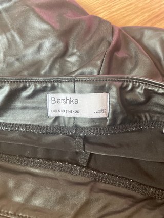 Pantalones efecto piel Bershka negros