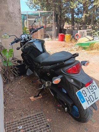Suzuki SFV 650 Gladius Negra