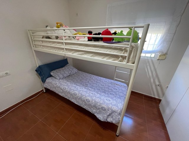 Litera Ikea Metal blanco.