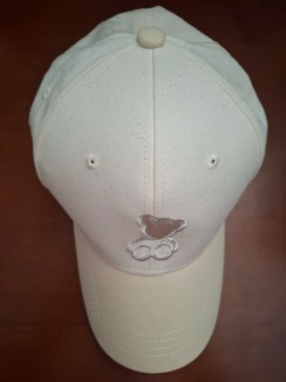 Gorra beige con bordado de osito