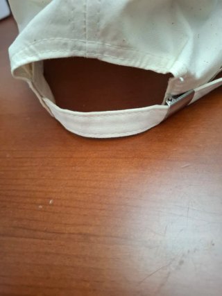 Gorra beige con bordado de osito