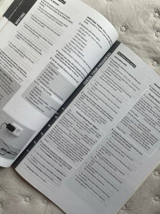 Living English 2 Bachillerato. Student's book