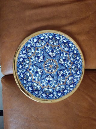 Plato de cerámica decorado pintado  a mano